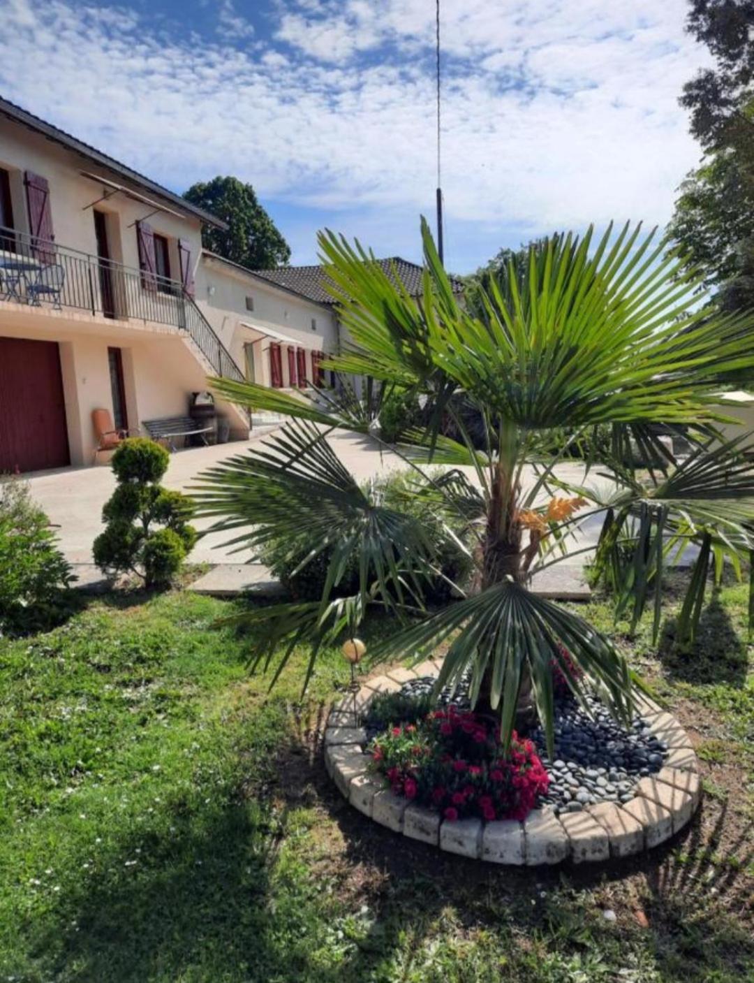 Charmant Logement Entier A La Campagne Sencenac-Puy-de-Fourches Exterior foto